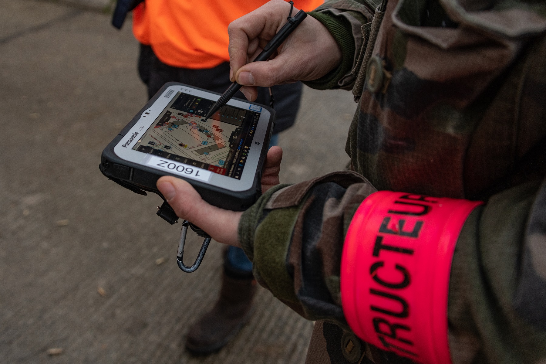 Un conseiller tactique suit l’action des soldats sur la tablette Cerbere.