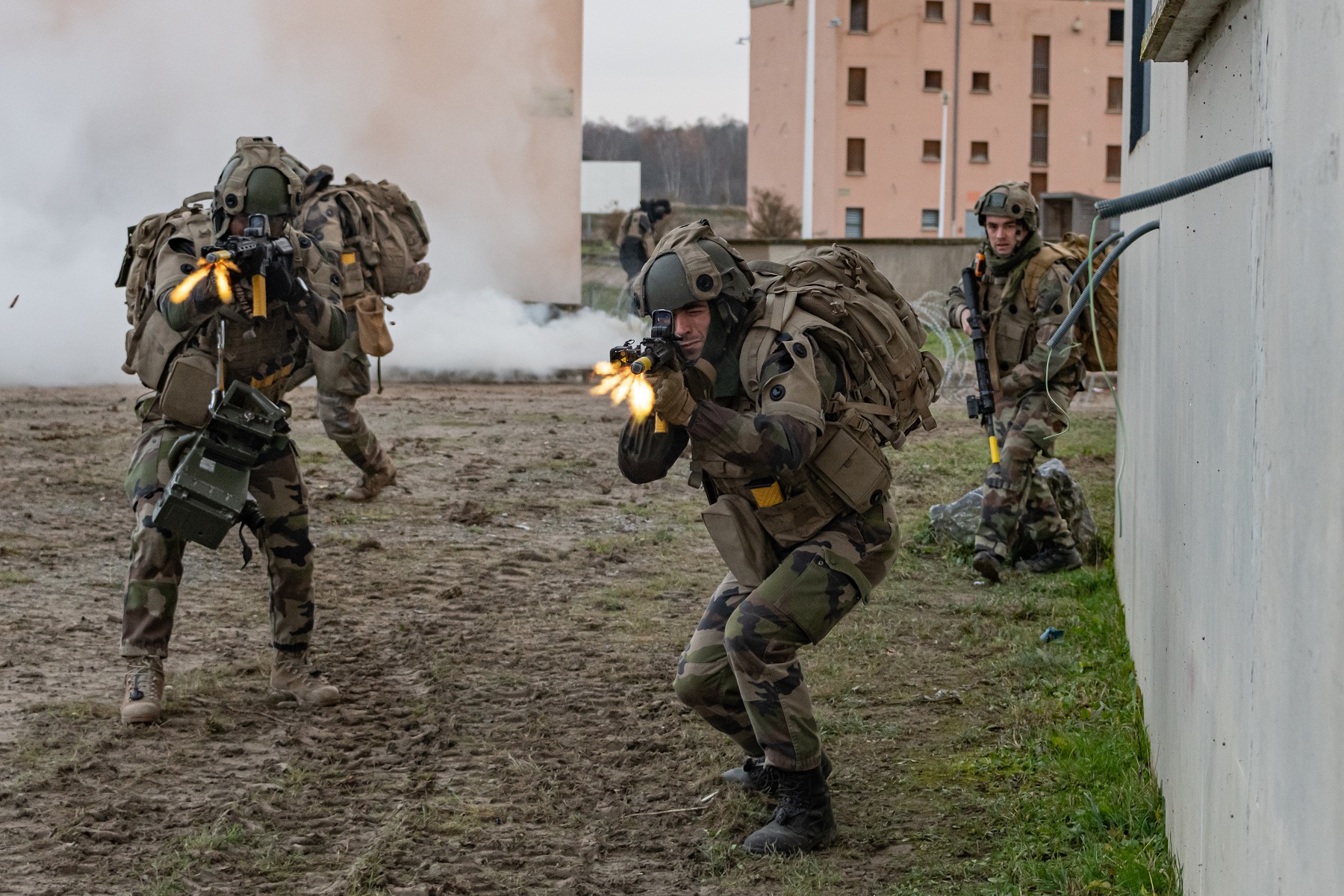 Le combattant est entièrement équipé de capteurs, comme l’émetteur sur l’armement ou le garot électronique. 