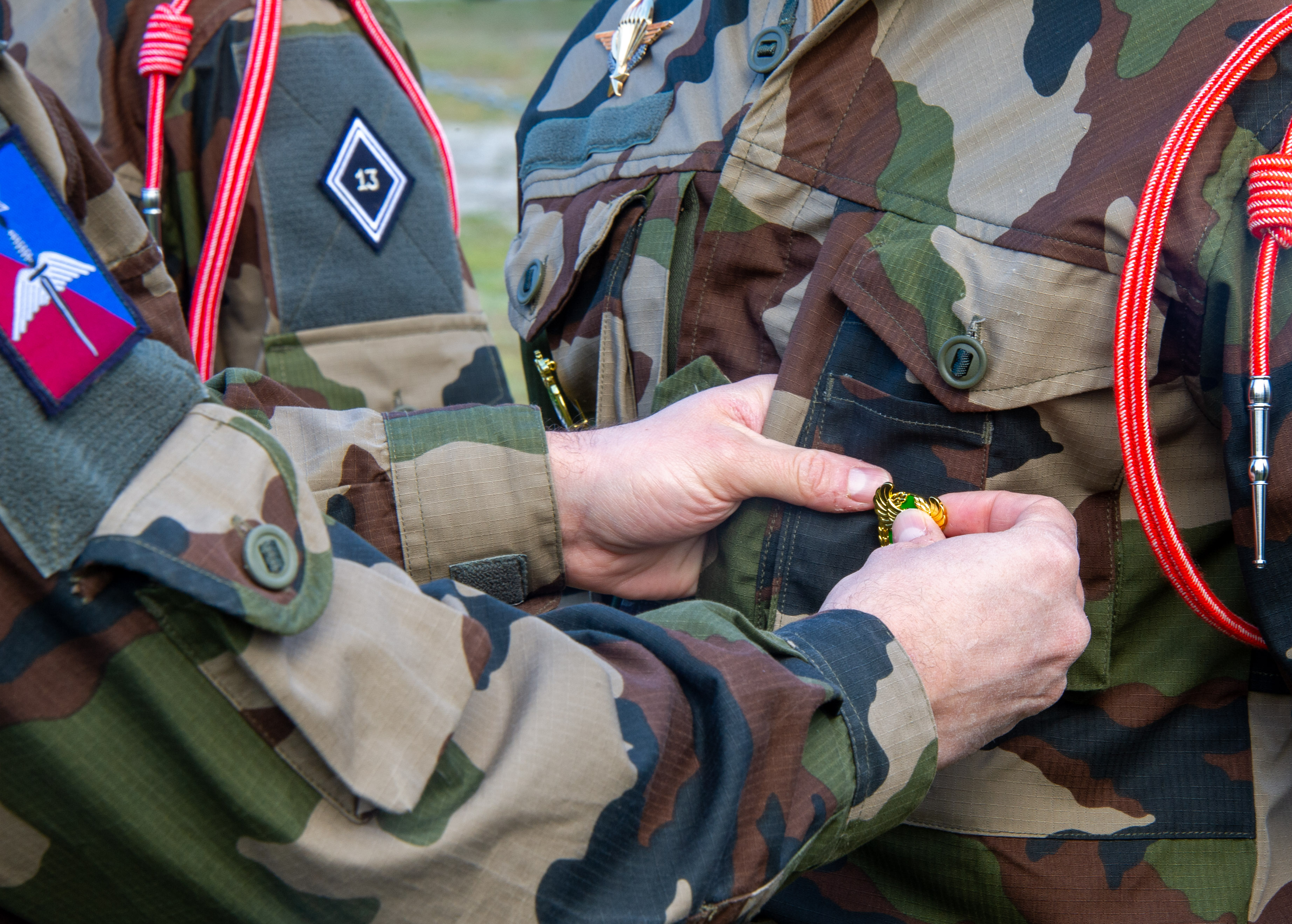 Remise de l’insigne de chef d’équipe de recherche aéroportée au 13e régiment de dragons parachutistes, clôture sept mois de formation intensive notamment au camp de Souge. 