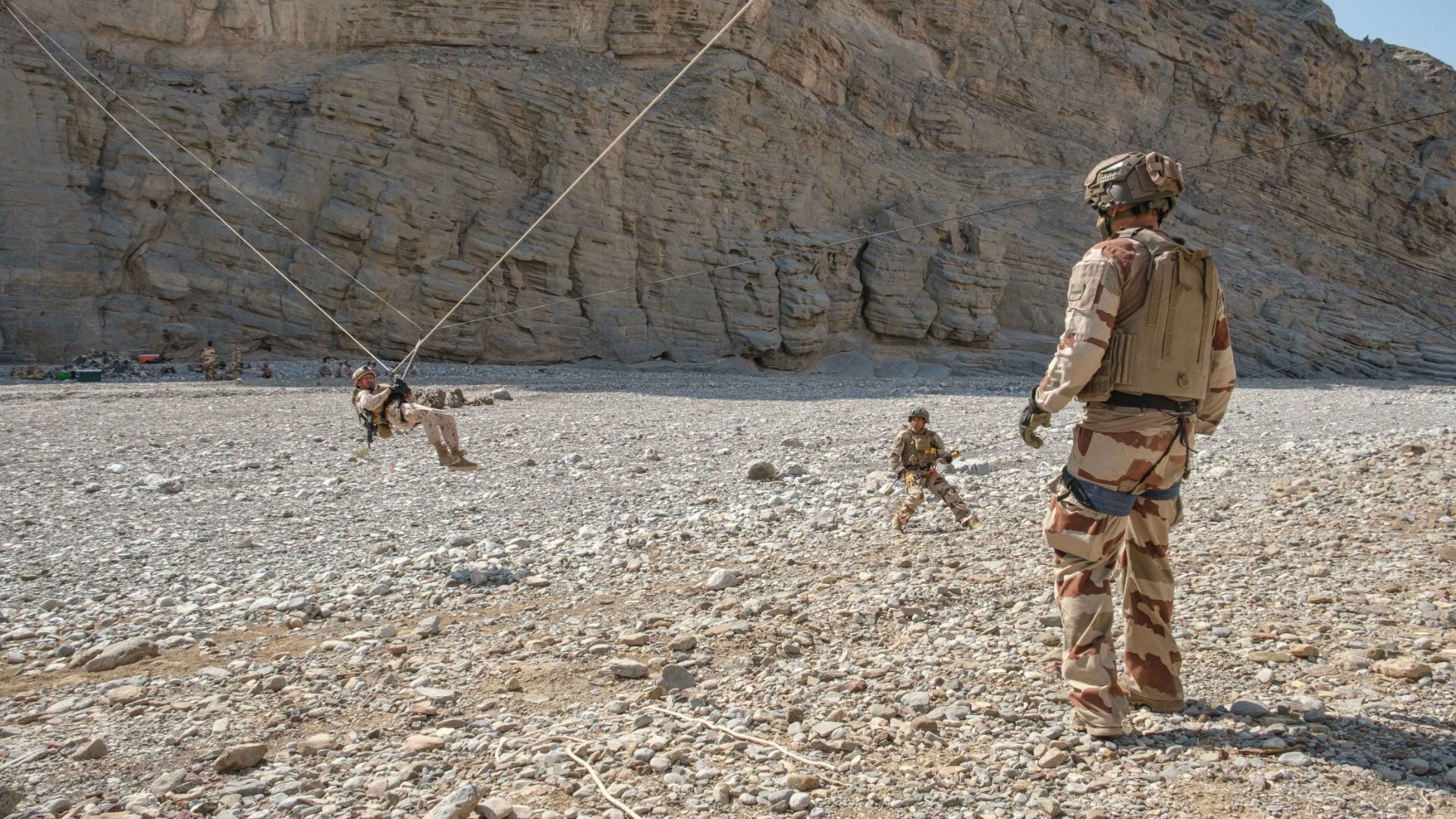 Descente en tyrolienne d'un soldat du 11e bataillon d'infanterie de montagne, assurée par les chasseurs du 27e BCA. 