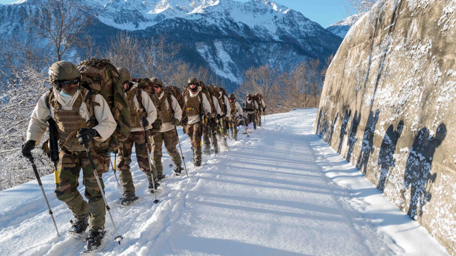 La 2e section de la 1ère compagnie du 1er régiment d'infanterie progresse sur la piste menant au plateau de l'Orgère. 