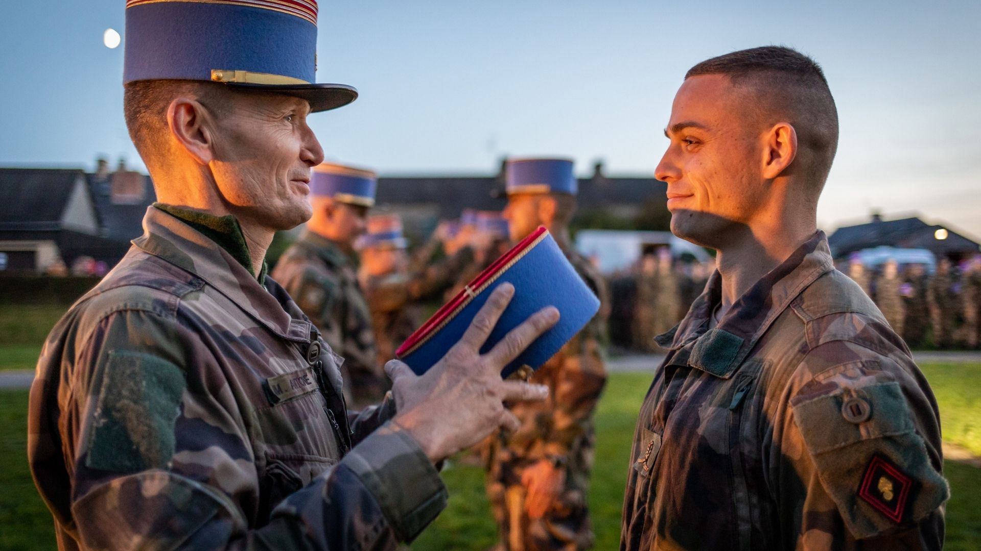 Cérémonie de remise de képis à l'Académie militaire de Saint-Cyr Coëtquidan, un moment important dans la vie d'un officier. 