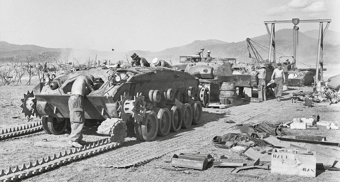 Montage des chars par les légionnaires en Indochine