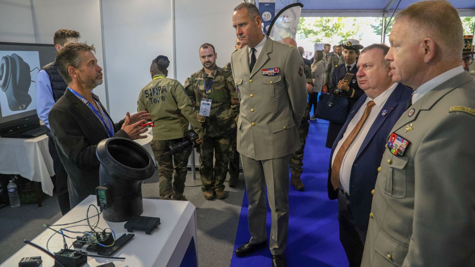 Visite du Cemat lors du Forum Entreprises Défense organisé tous les deux ans, le 14 octobre 2021.