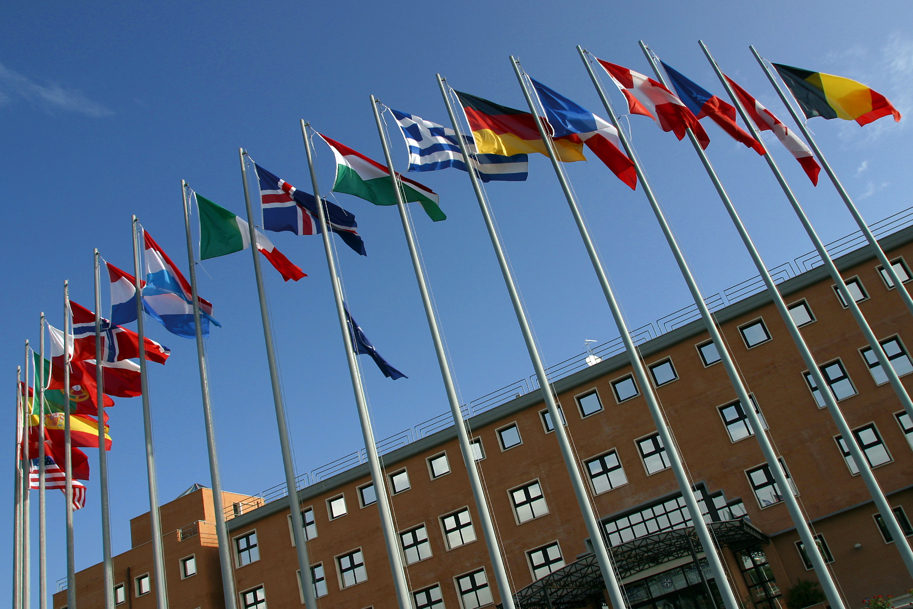 Des drapeaux flottent au vent 