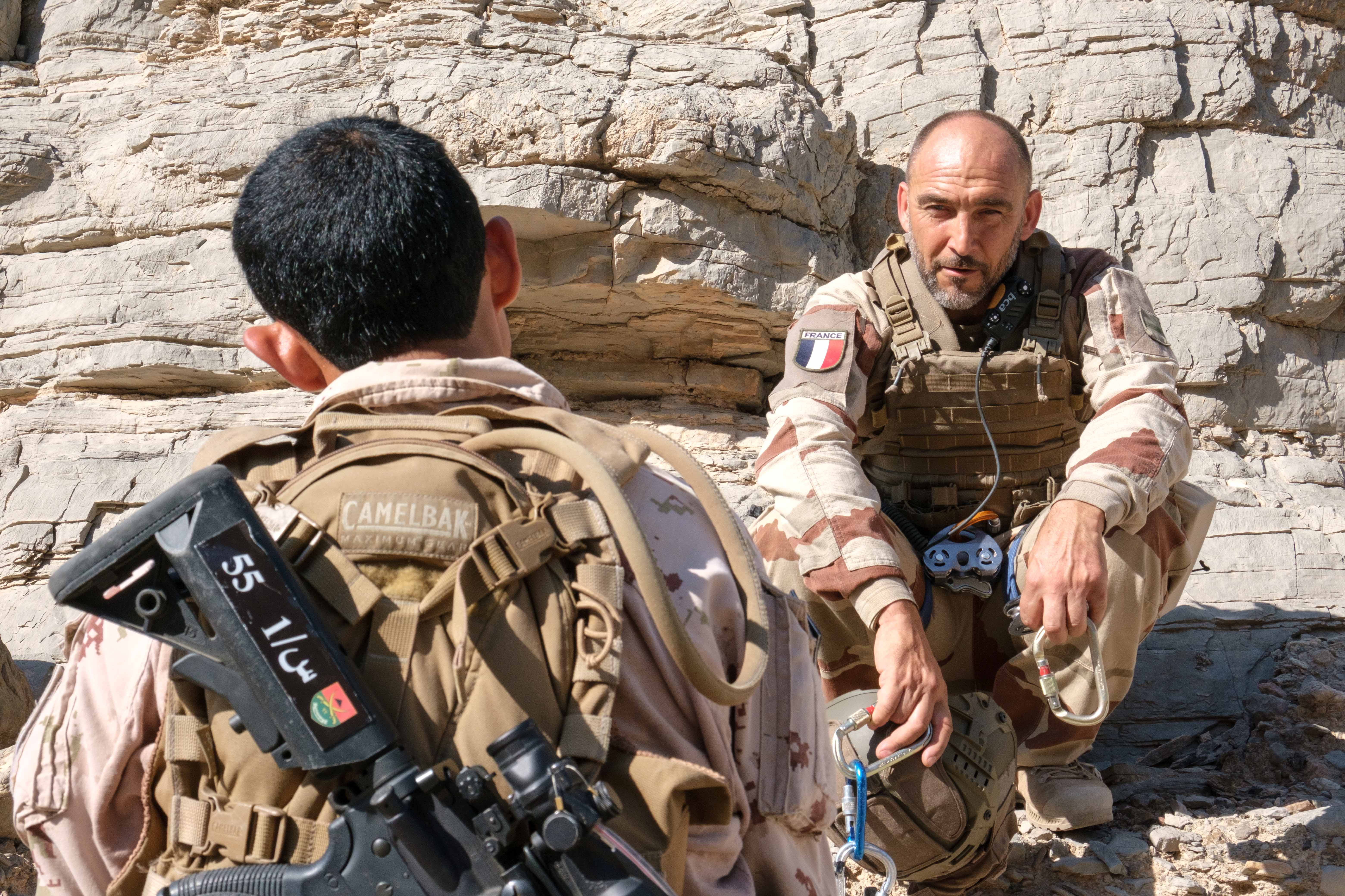 L'adjudant Franck, expert montagne au 27e bataillon de chasseurs alpins, conseille un soldat émirien.