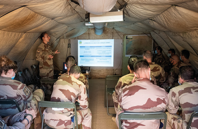 Instruction juridique opérationnelle au profit des soldats du théâtre.