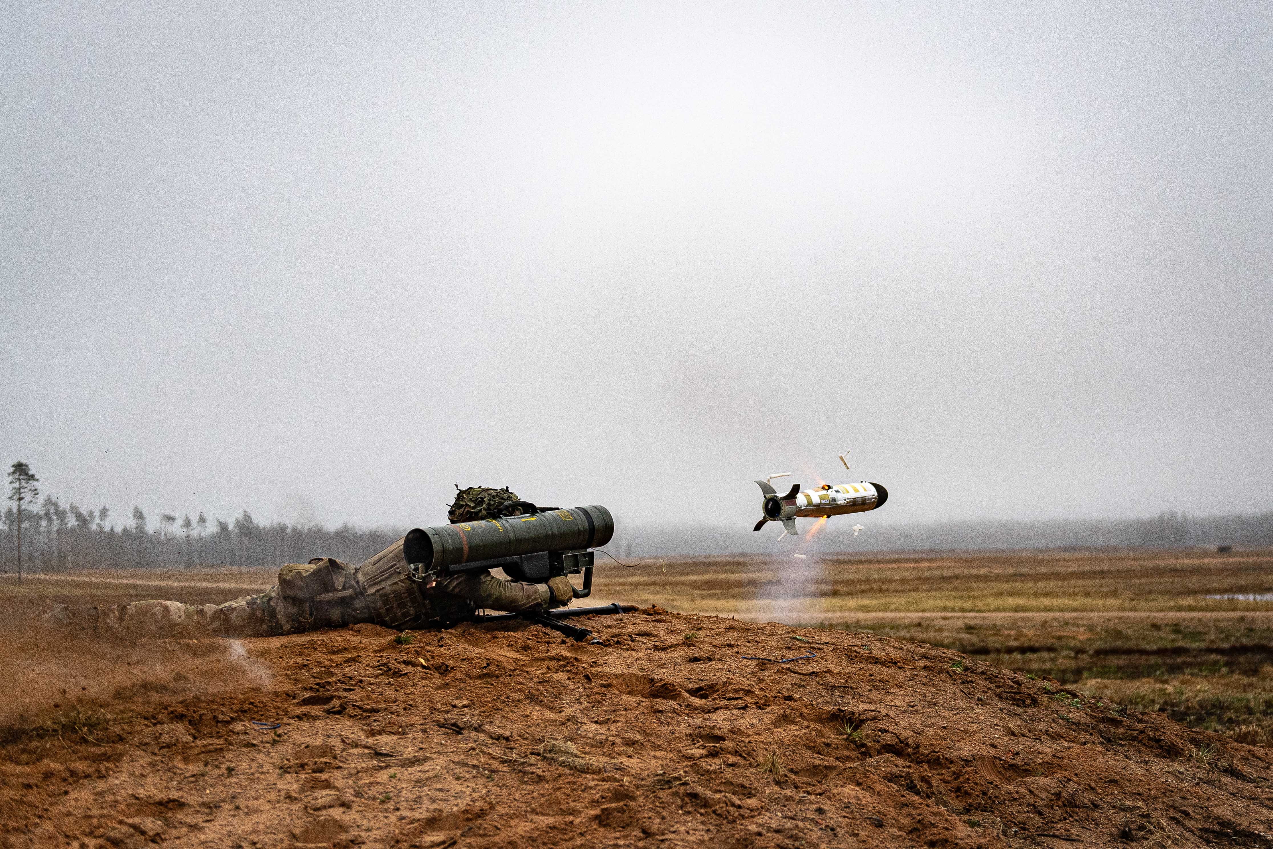 Un soldat tire un missile Eryx sur la carcasse d'un blindé au sud de l'Estonie, camp de Nursipalu.