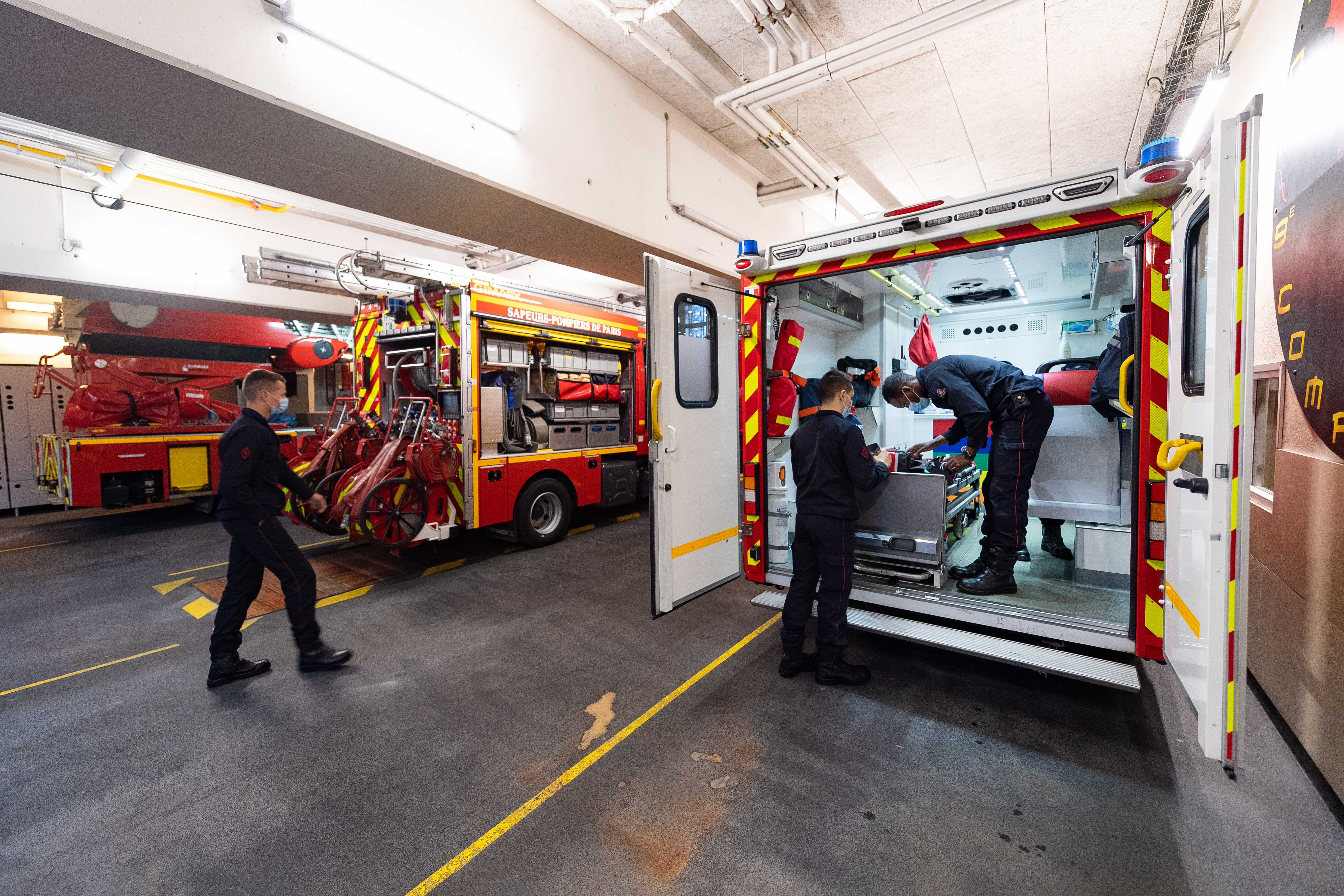 Vérification du véhicule de secours à la caserne de Montmartre