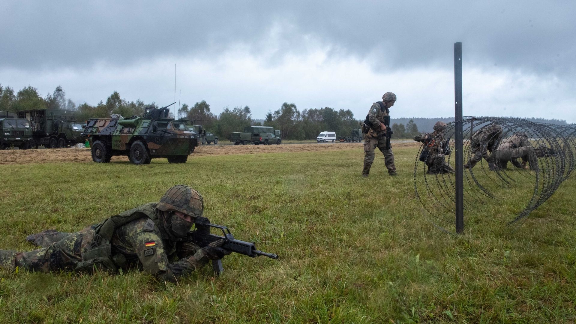 Un soldat allemand appuie la manœuvre des sapeurs français durant une phase de l’exercice Euretex.