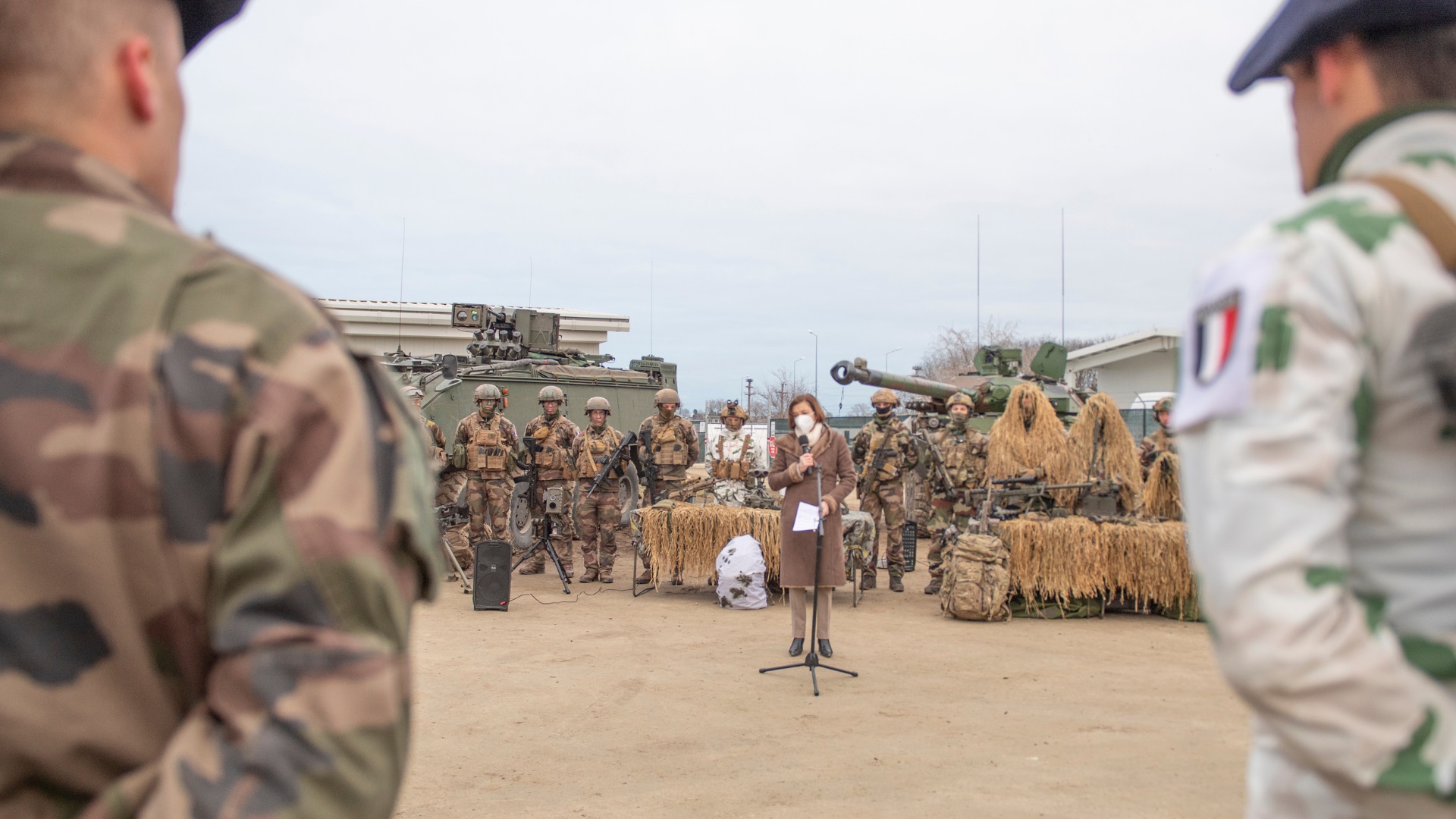     Le 6 mars, la ministre des Armées, accompagnée du Cema s’est rendue sur la base de l’Otan en Roumanie pour soutenir la force.