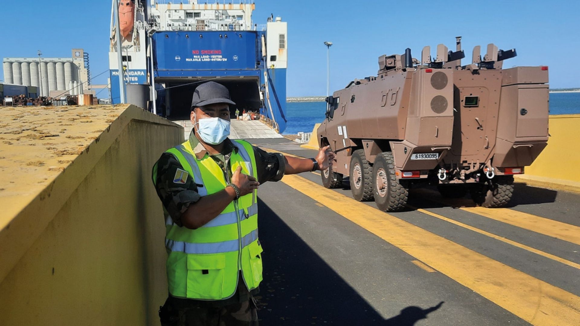 Les Griffon embarquent au port de la Rochelle sous la conduite du 519e régiment du train.