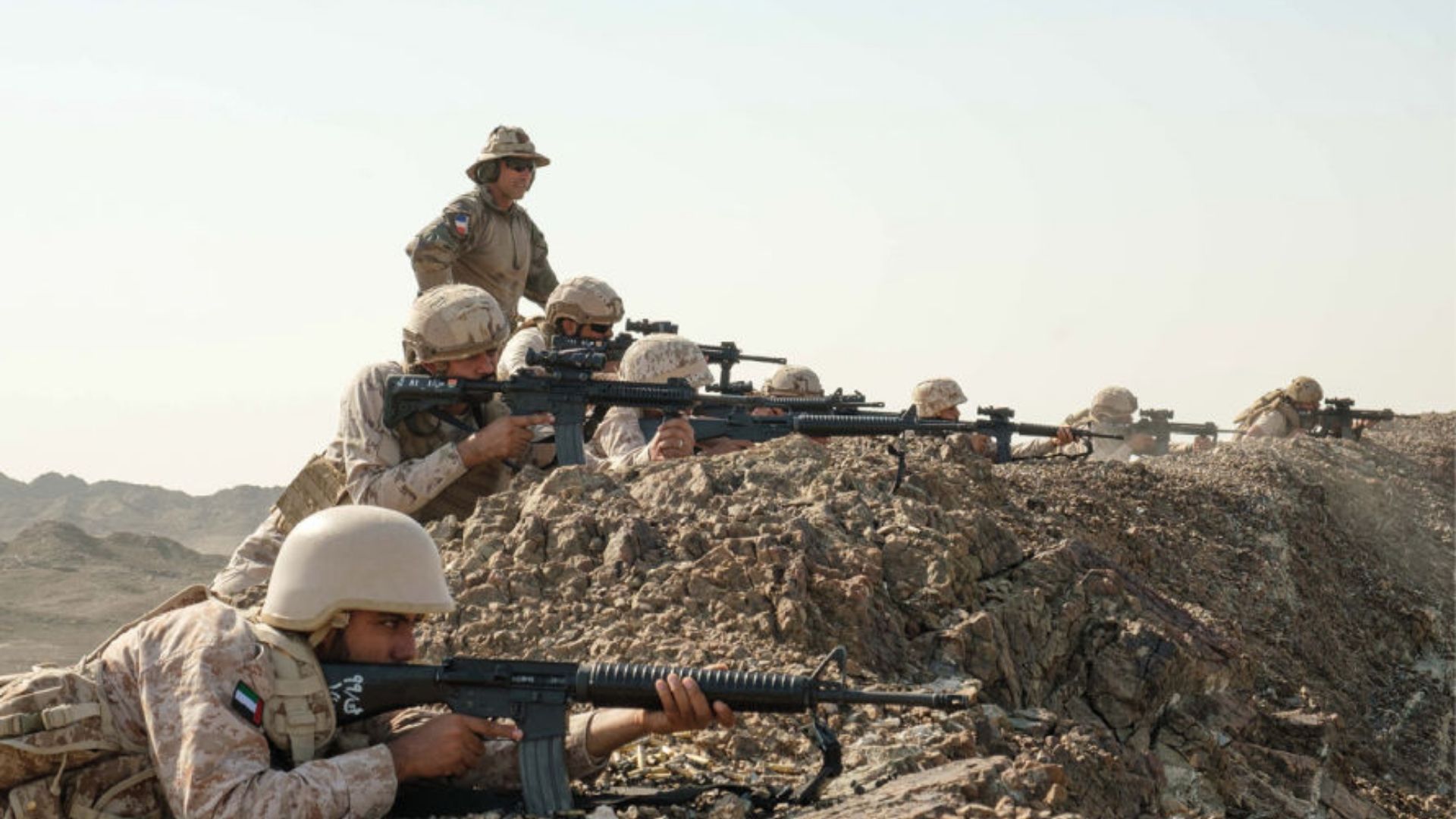 Exercice de tirs en montagne de niveau section pour soldats émiriens, encadré par un instructeur de tirs du 27e BCA.