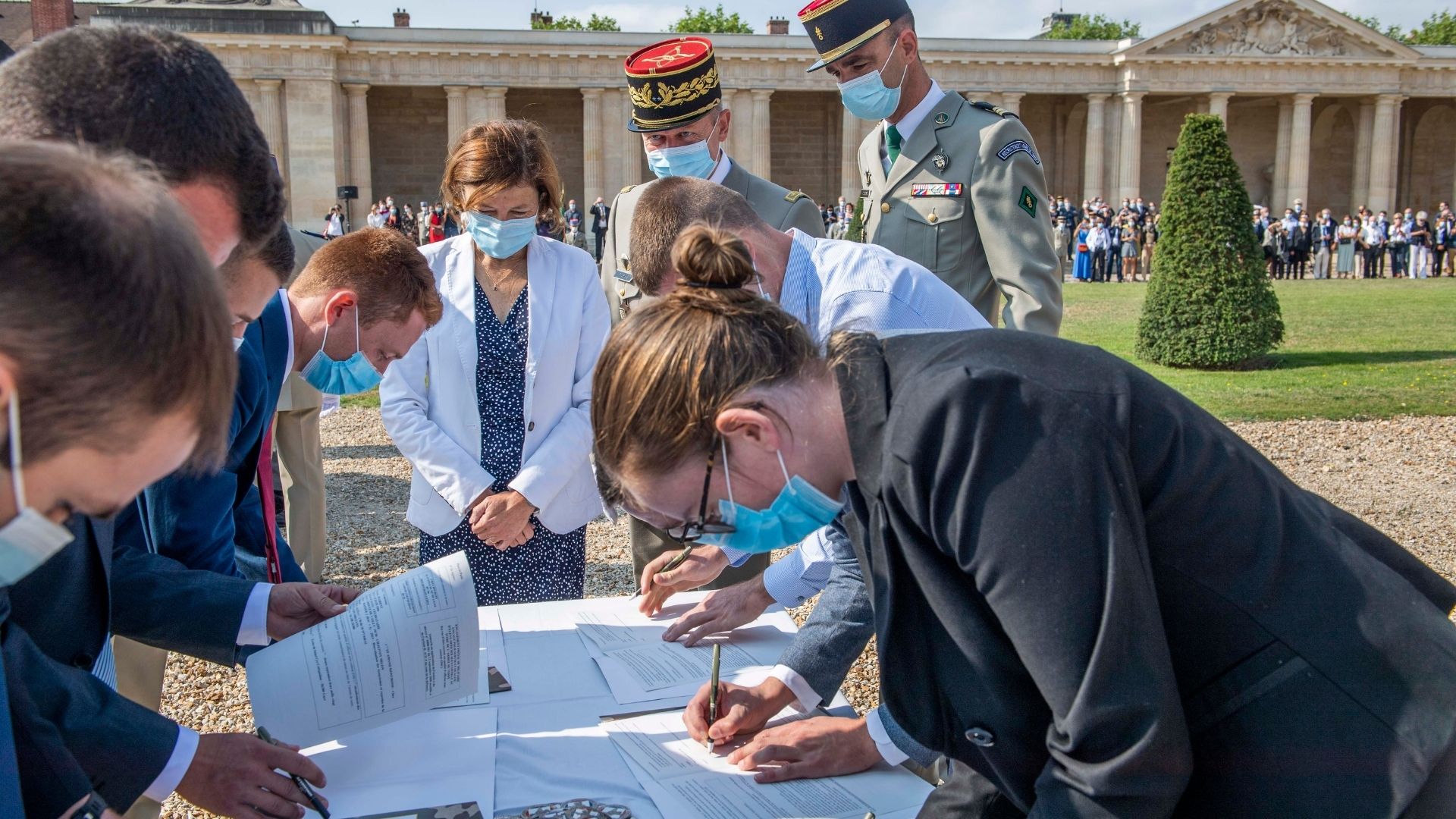 Signature symbolique de contrat en présence de la ministre des Armées pour le lancement de la campagne de recrutement en septembre 2020 à Paris. 