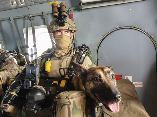 R'Gun est le chien de l'adjudant qui l'a acheté depuis son plus jeune âge.