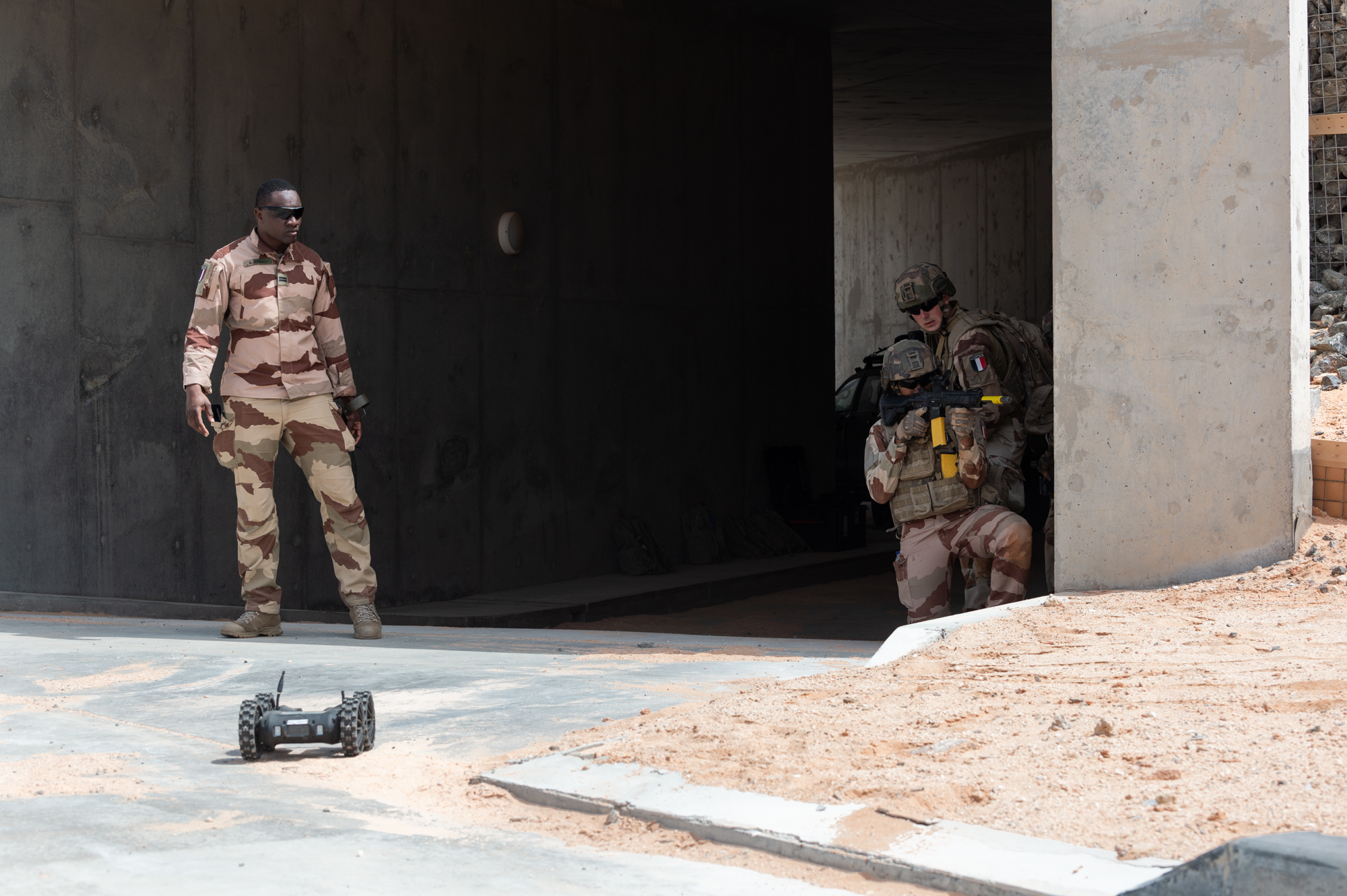 Le lieutenant Mamadou de la section expérimentation robotique, teste l'emploi opérationnel du "standard robotique moyen modèle".