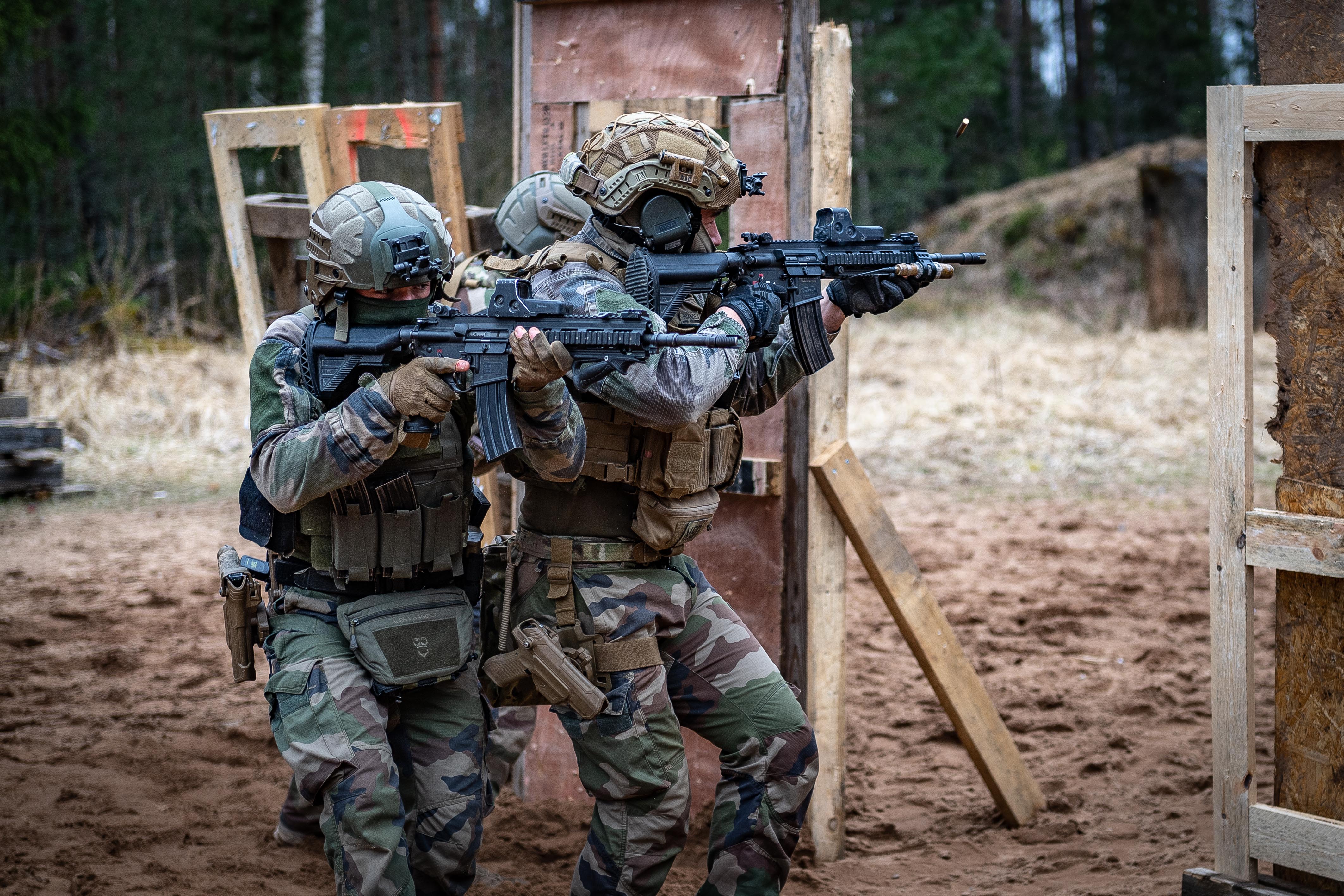 Un trinôme de tireurs pratique un exercice de combat à balles réelles.