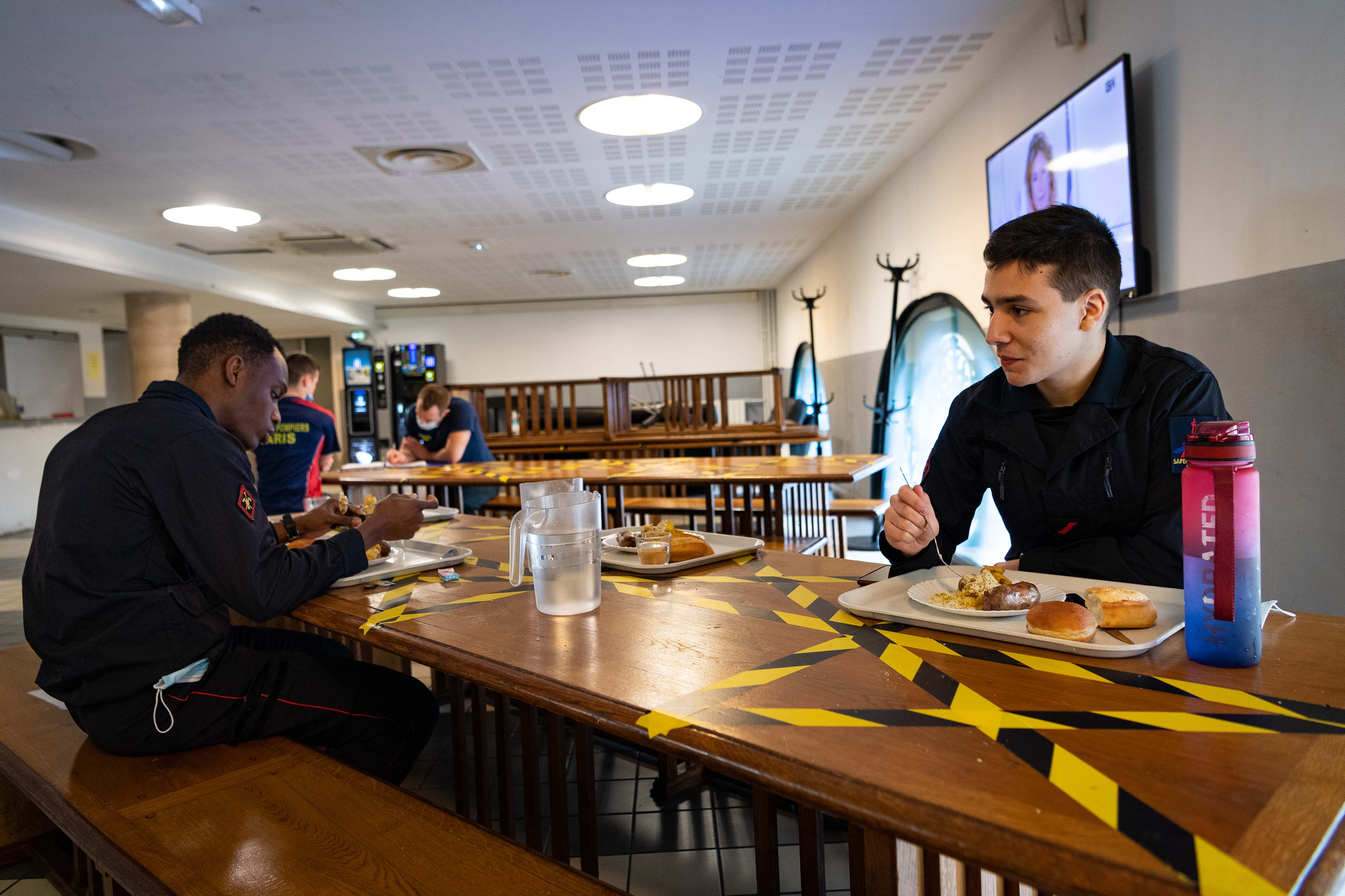 Repas chez les sapeurs-pompiers, caserne Montmartre