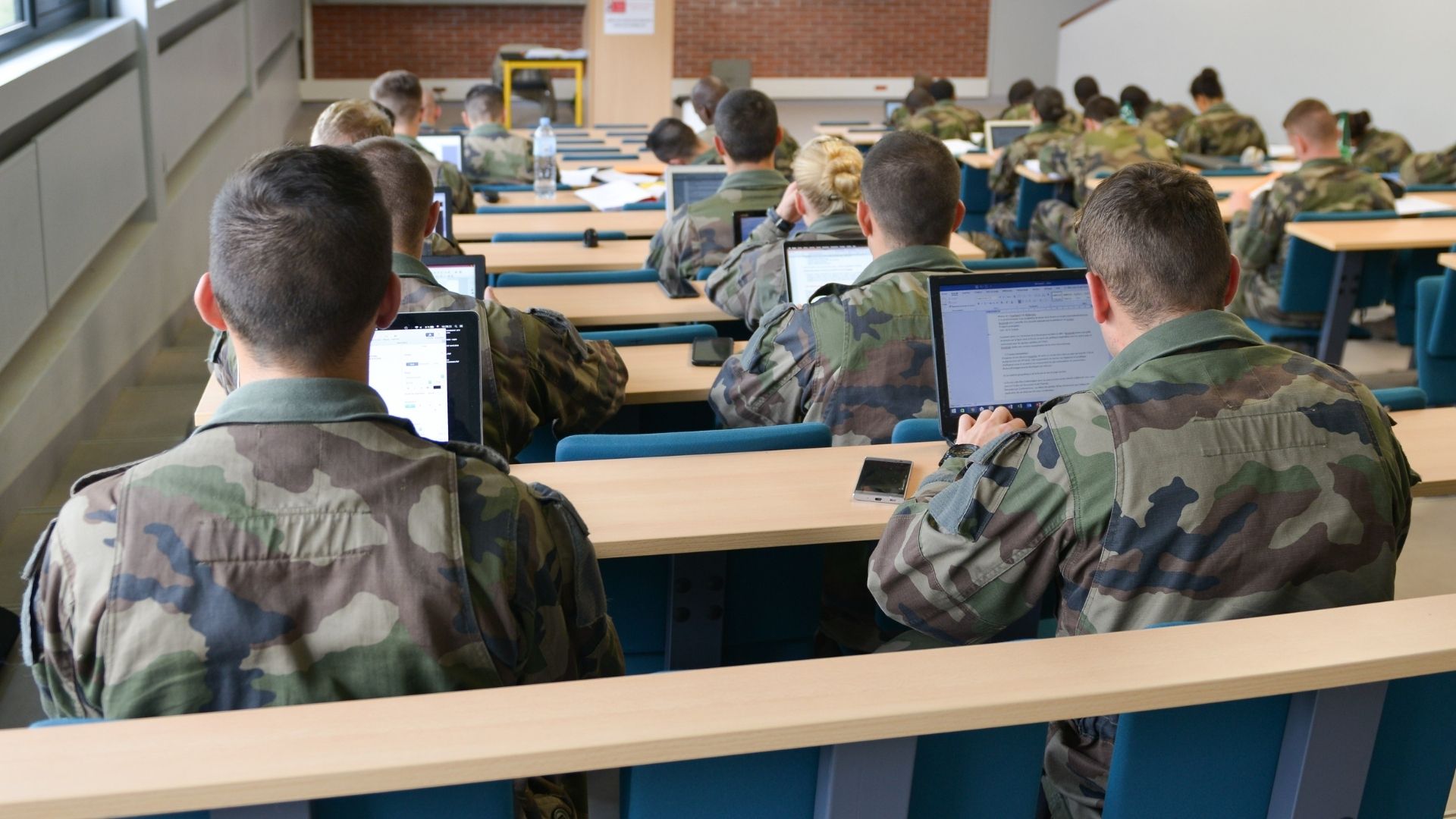 La formation à l'Académie allie cours théoriques et restitution pratique sur le terrain.