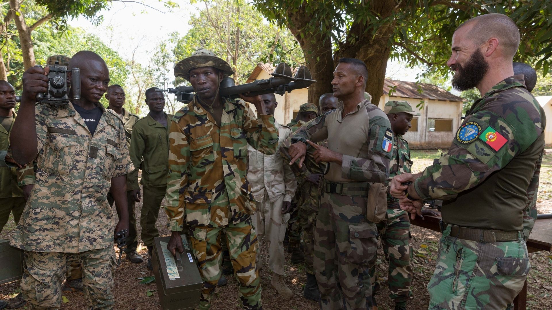 Les instructeurs français et portugais de l’EUTM-RCA dispensent la formation sur l’armement aux forces armées centrafricaines.