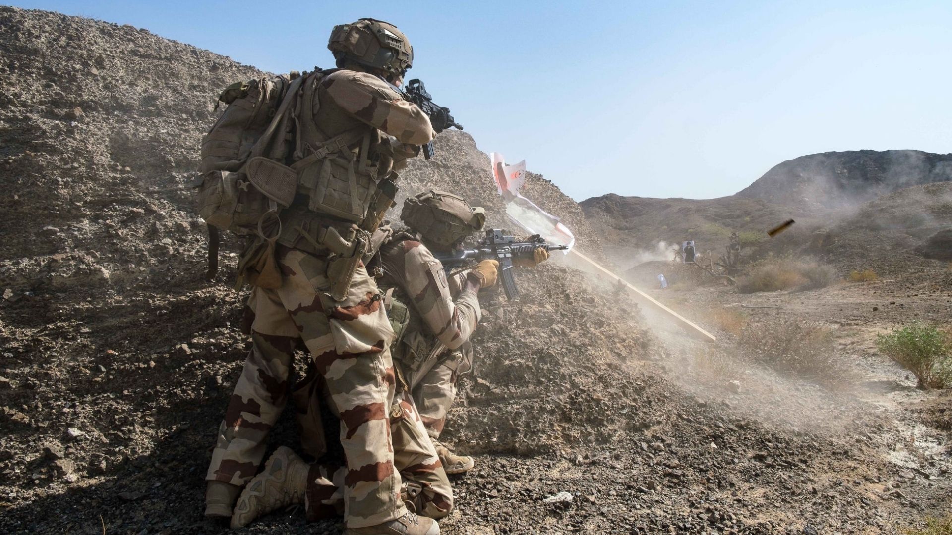   Un binôme du 27e BCA traite les cibles situées dans le wadi asséché, lors de l'exercice synthèse de tirs de niveau compagnie.