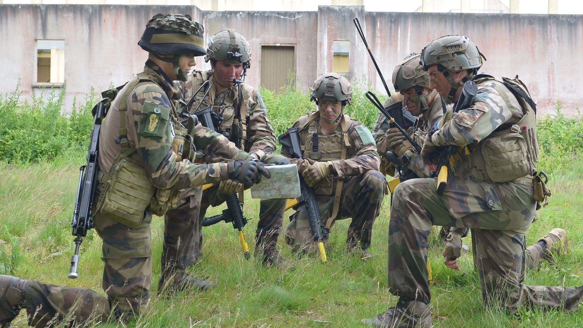 Les élèves de deuxième année sont mis en situation de commandement lors d'un exercice en terrain libre.