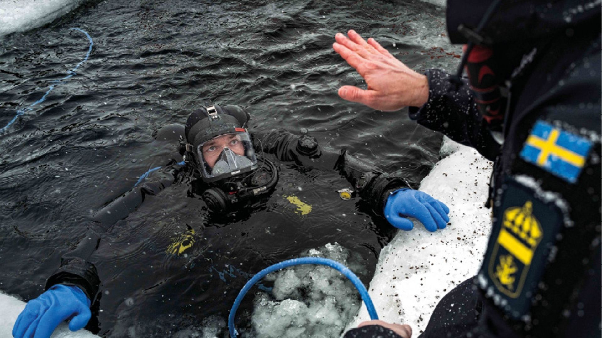 Dans l’eau glacée, le sergent-chef Dylan écoute attentivement les conseils de l’instructeur suédois.