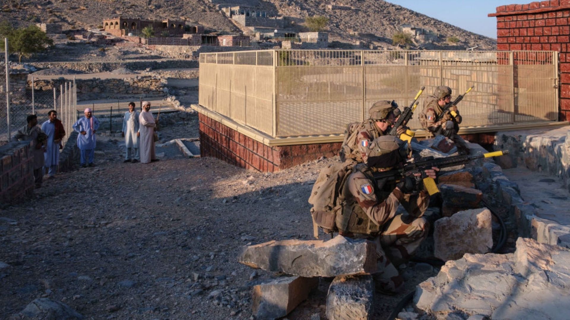 Les chasseurs du 27e BCA progressent dans le village de Deira Al Sali, lors de l'exercice synthèse du combat en montagne.