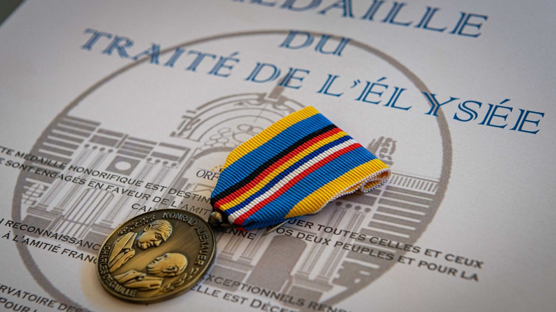 Cette médaille, reçue par le chef de corps de l’EFA et son adjoint, encourage les initiatives en faveur de la construction européenne.