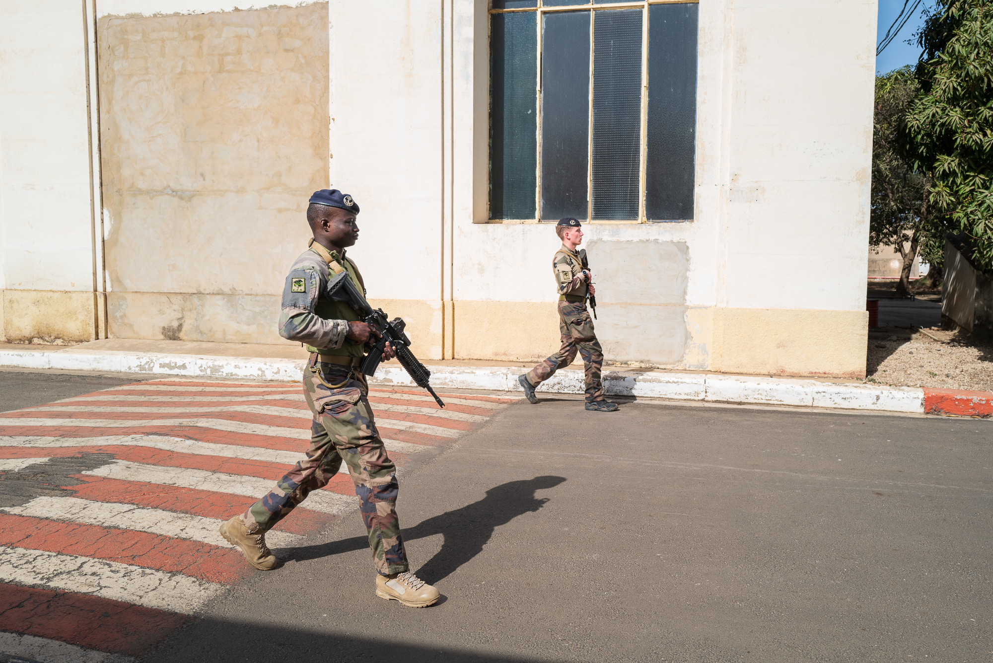 Le caporal-chef effectue des patrouilles dans les enceintes militaires des EFS