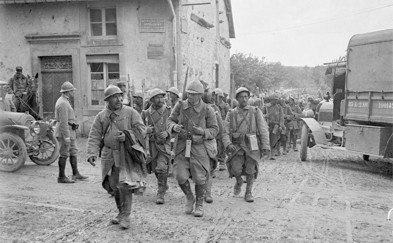 Des soldats à pied aux alentours de Verdun, en juin 1916