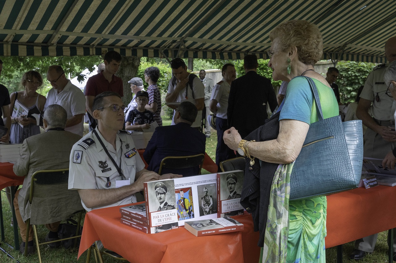 Un auteur au salon du livre militaire à Metz