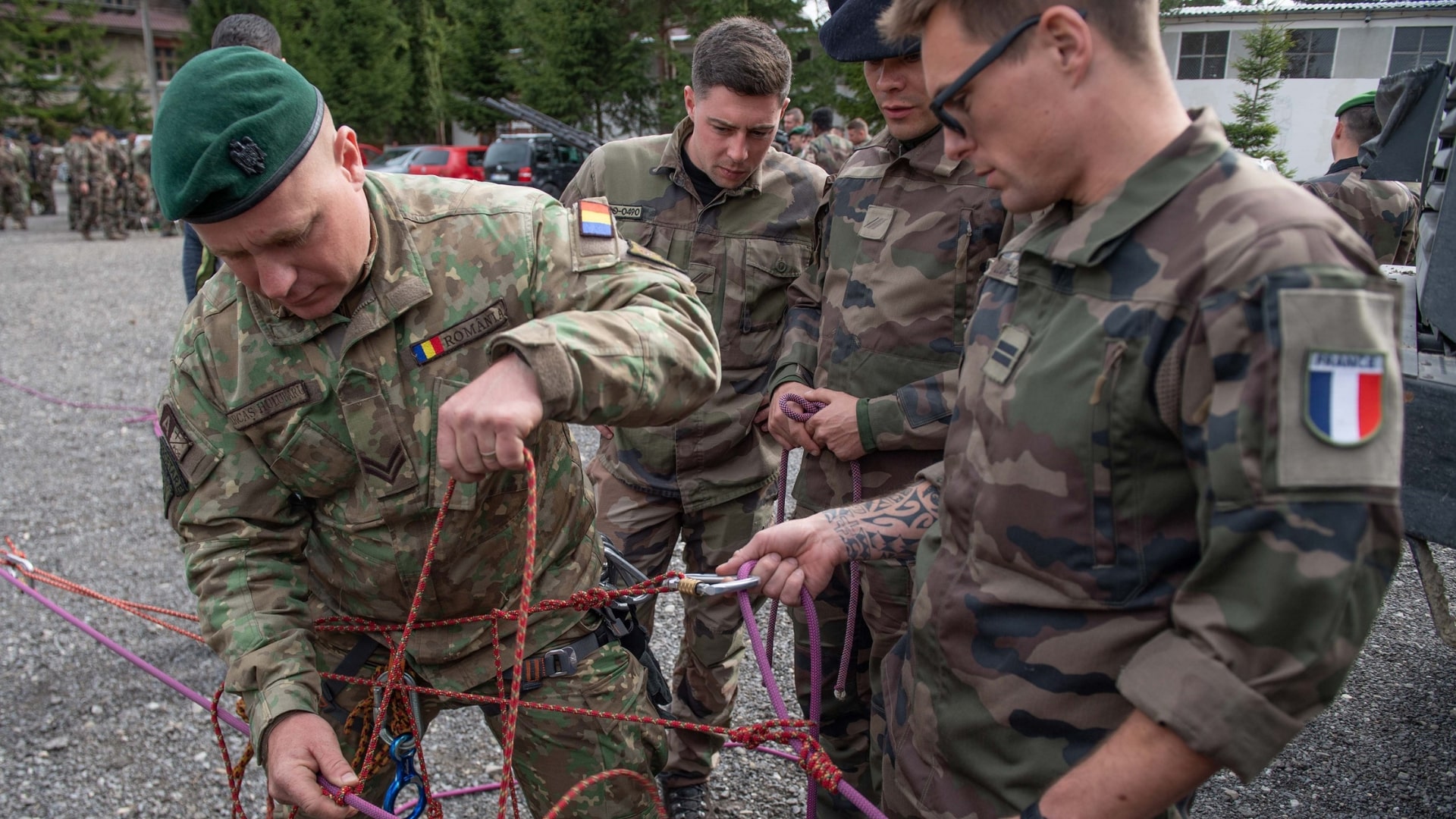 Des soldats roumains et français échangent leurs savoirs-faire.