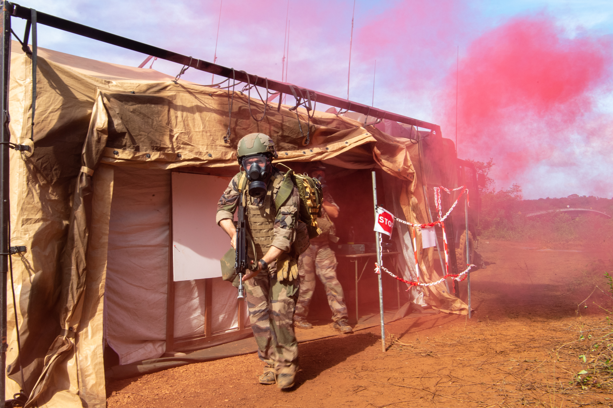     Attaque chimique sur le centre des opérations. Les soldats ont 2 min 30 pour s’équiper et s’exfiltrer vers la forêt.