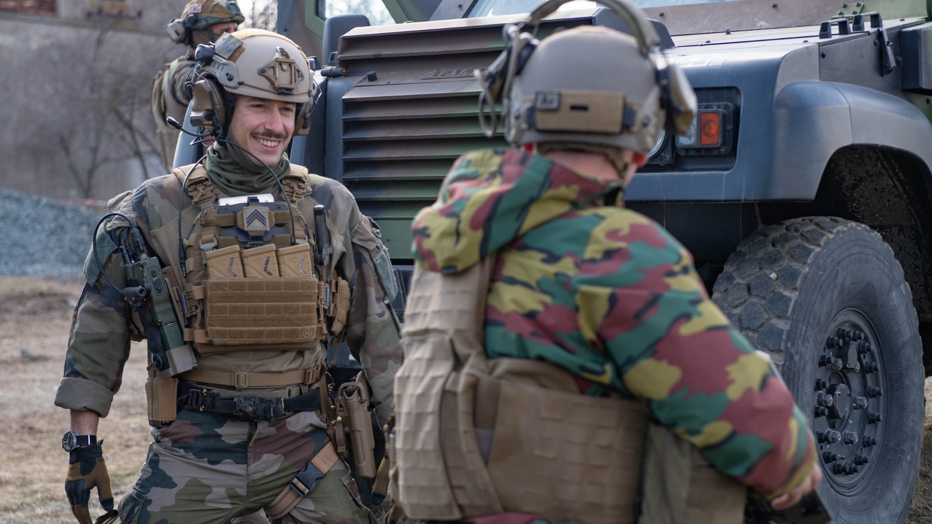 échange entre un soldat français et un soldat belge.