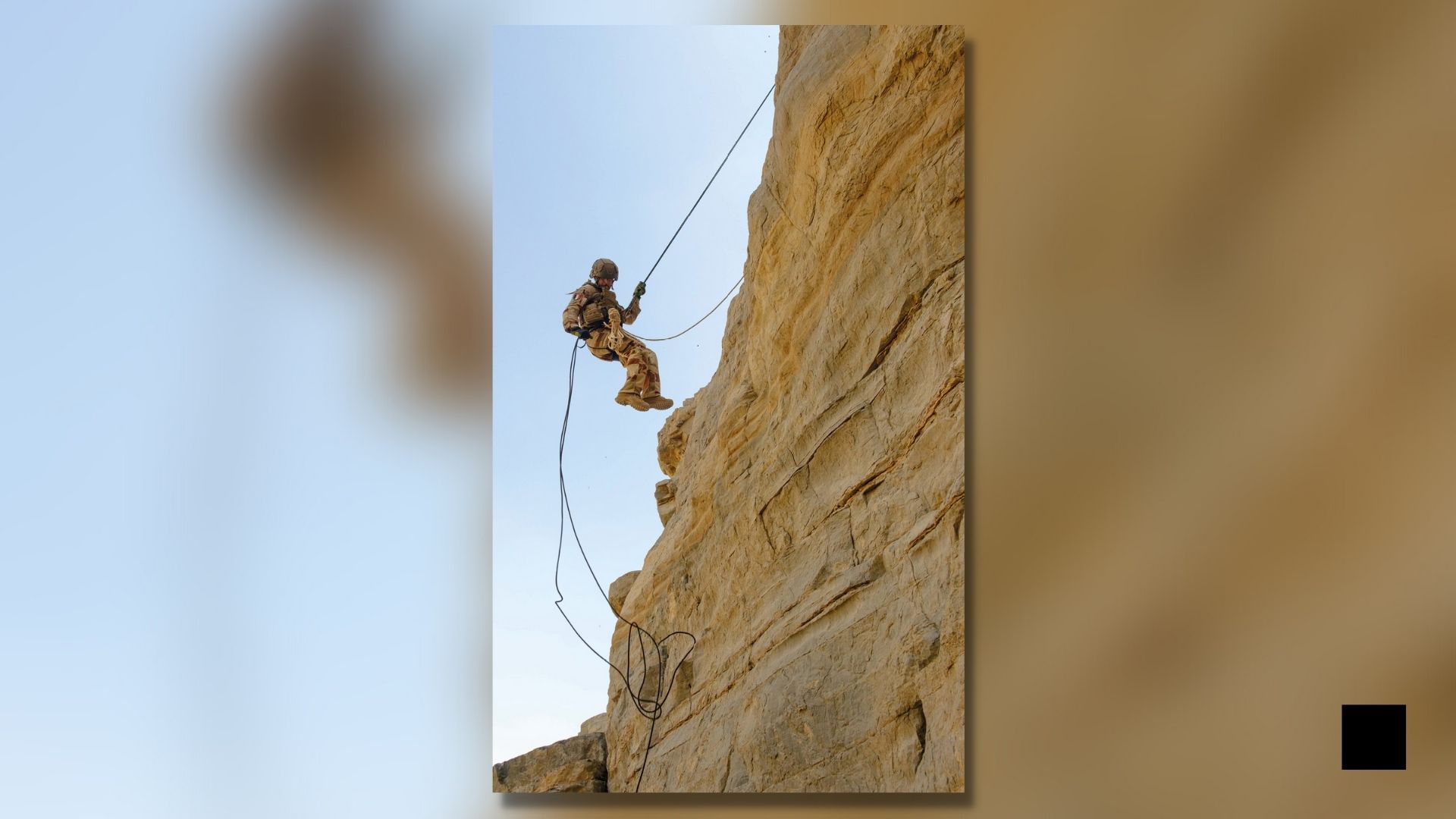 Descente en rappel de l'adjudant Franck depuis une paroi rocheuse