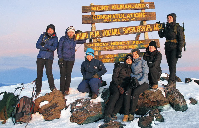 Sommet du Kilimandjaro en 2016 pour Cécile et ses partenaires