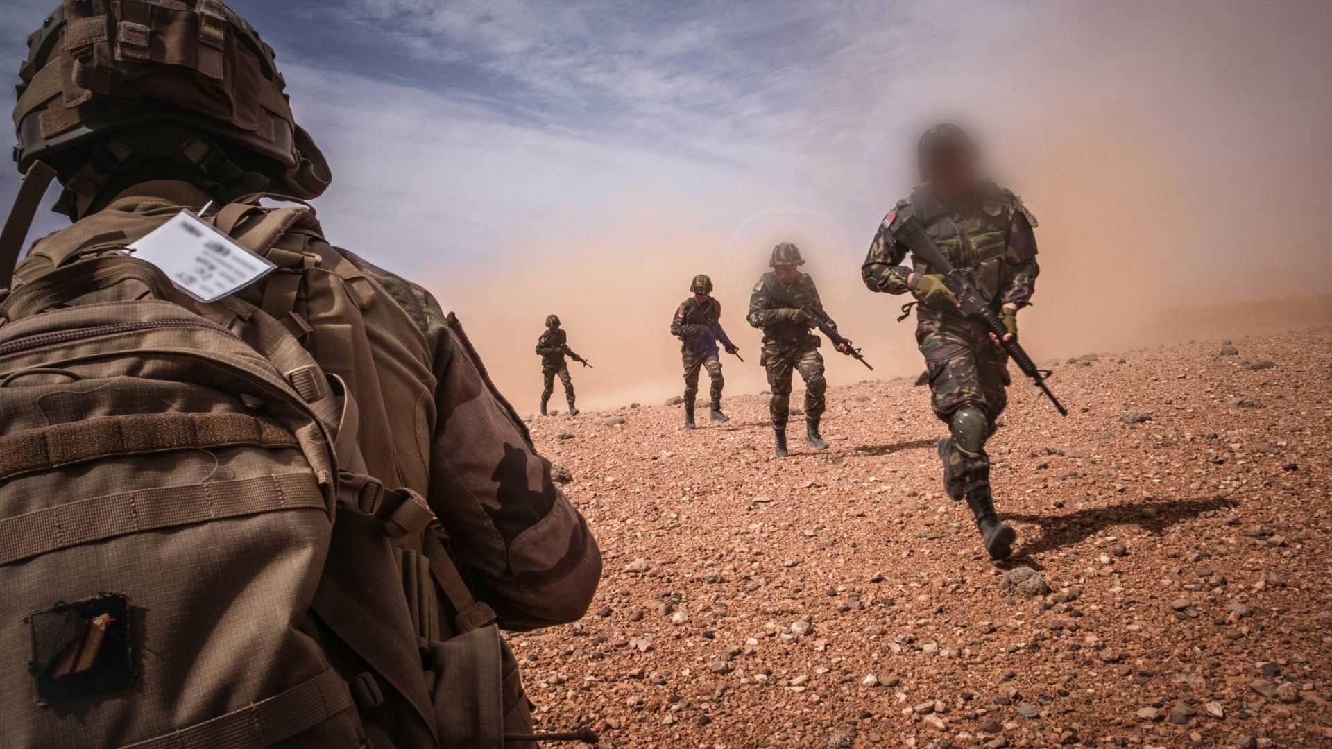  Des soldats des forces spéciales marocaines courent dans le désert d'Errachidia.