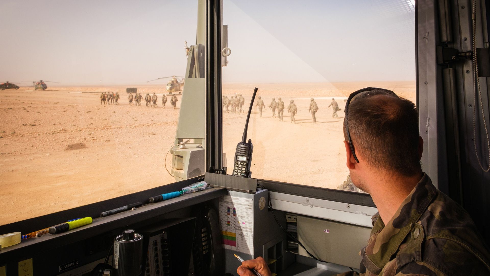 Le lieutenant François assiste aux mouvements des aéronefs depuis la tour de contrôle mobile.