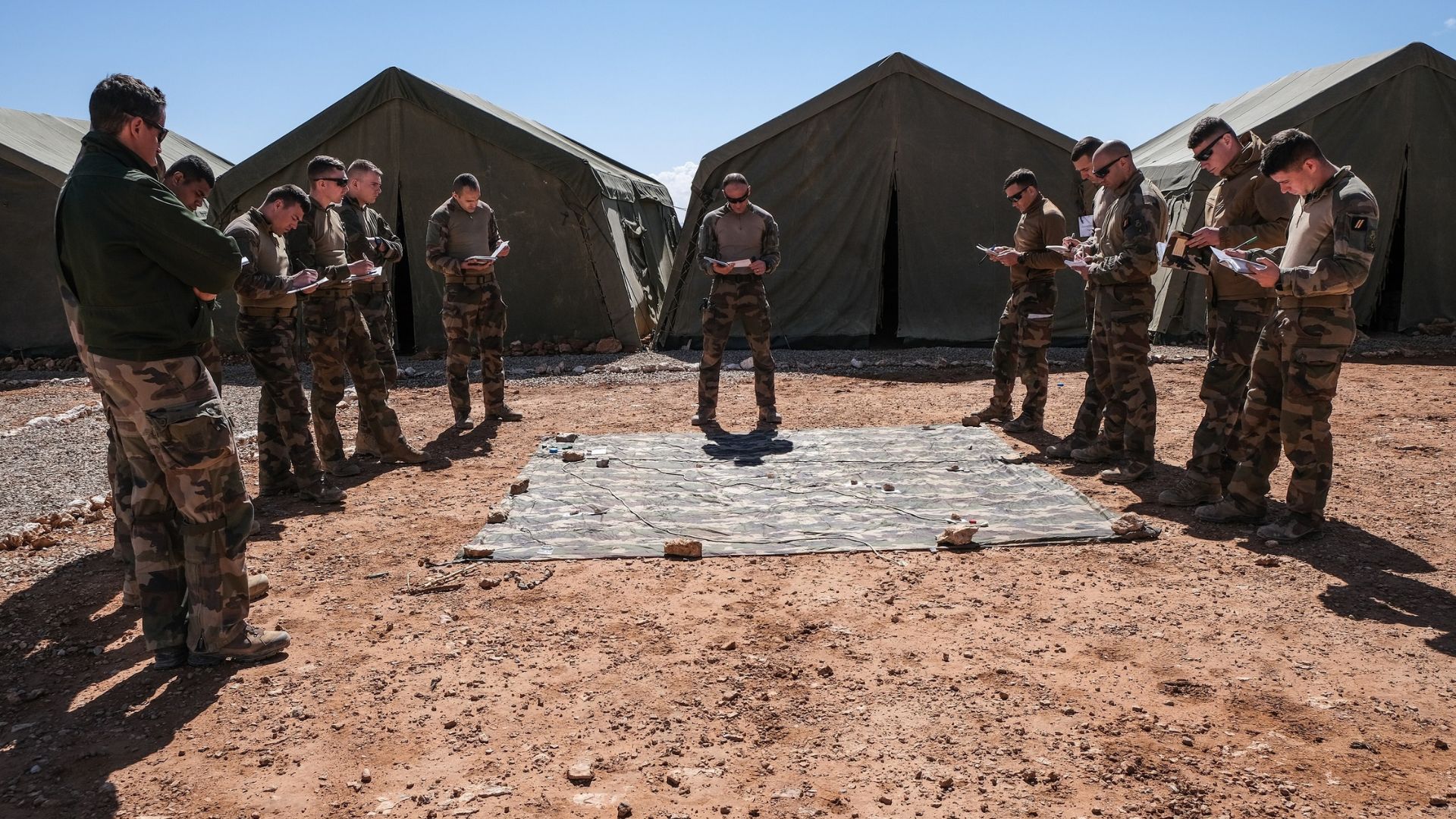 Le chef de section du 2e RIMa effectue sa préparation mission avant l'opération héliportée avec le 5e RHC.