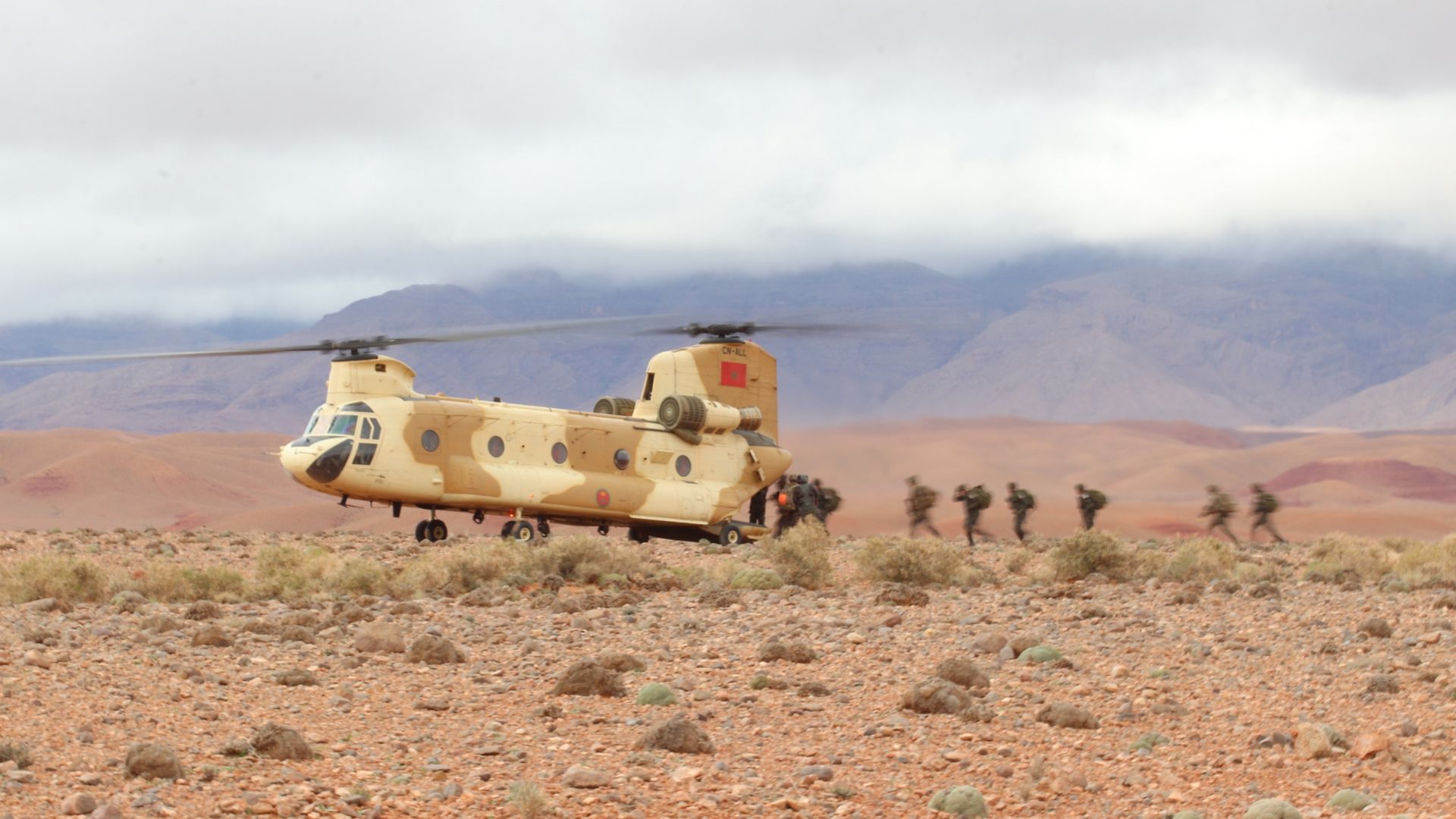 Les marsouins du 2e RIMa embarquent dans le Chinook marocain.