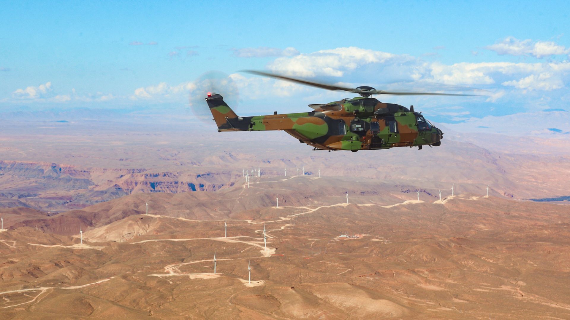 Un hélicoptère Caïman vole au-dessus de l'Atlas marocain lors de l'exercice Chergui.