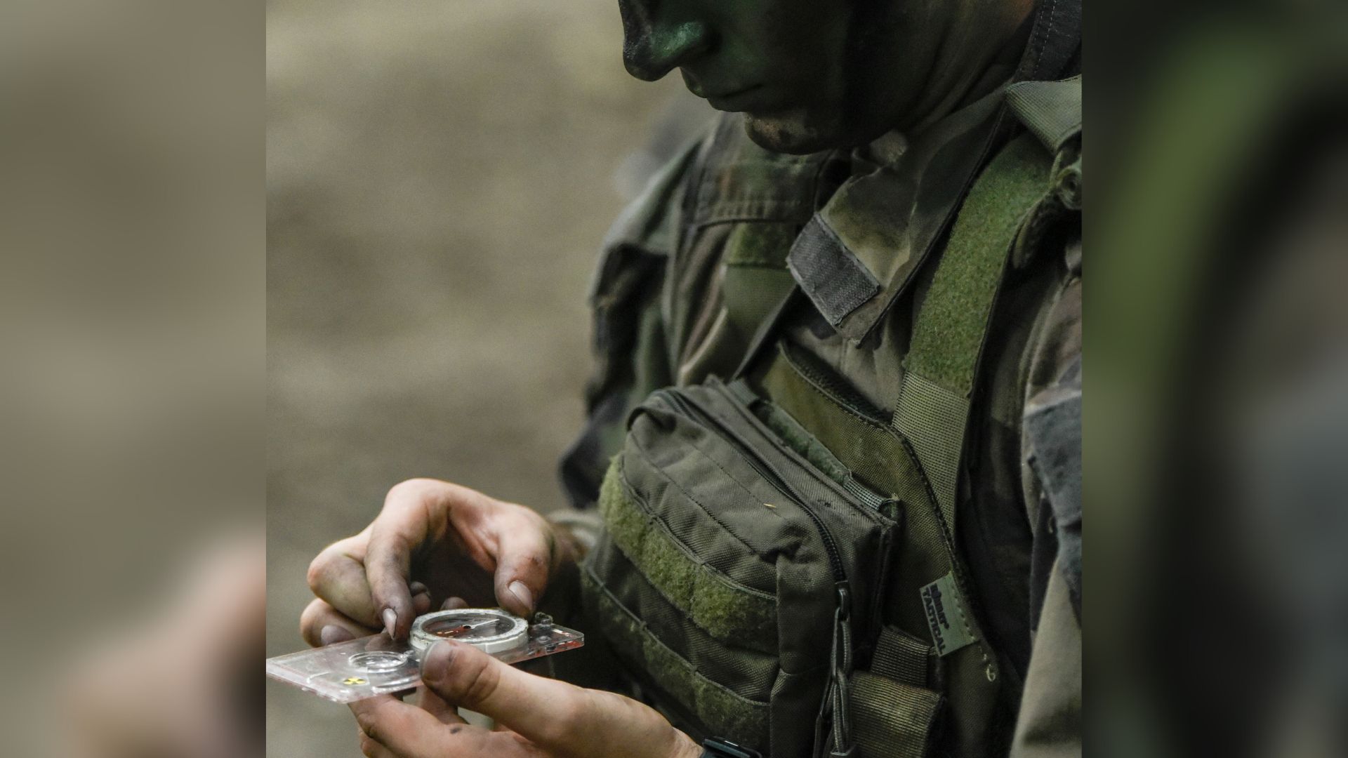 Le soldat de 1re classe Damien règle sa boussole pendant un exercice pratique de topographie.