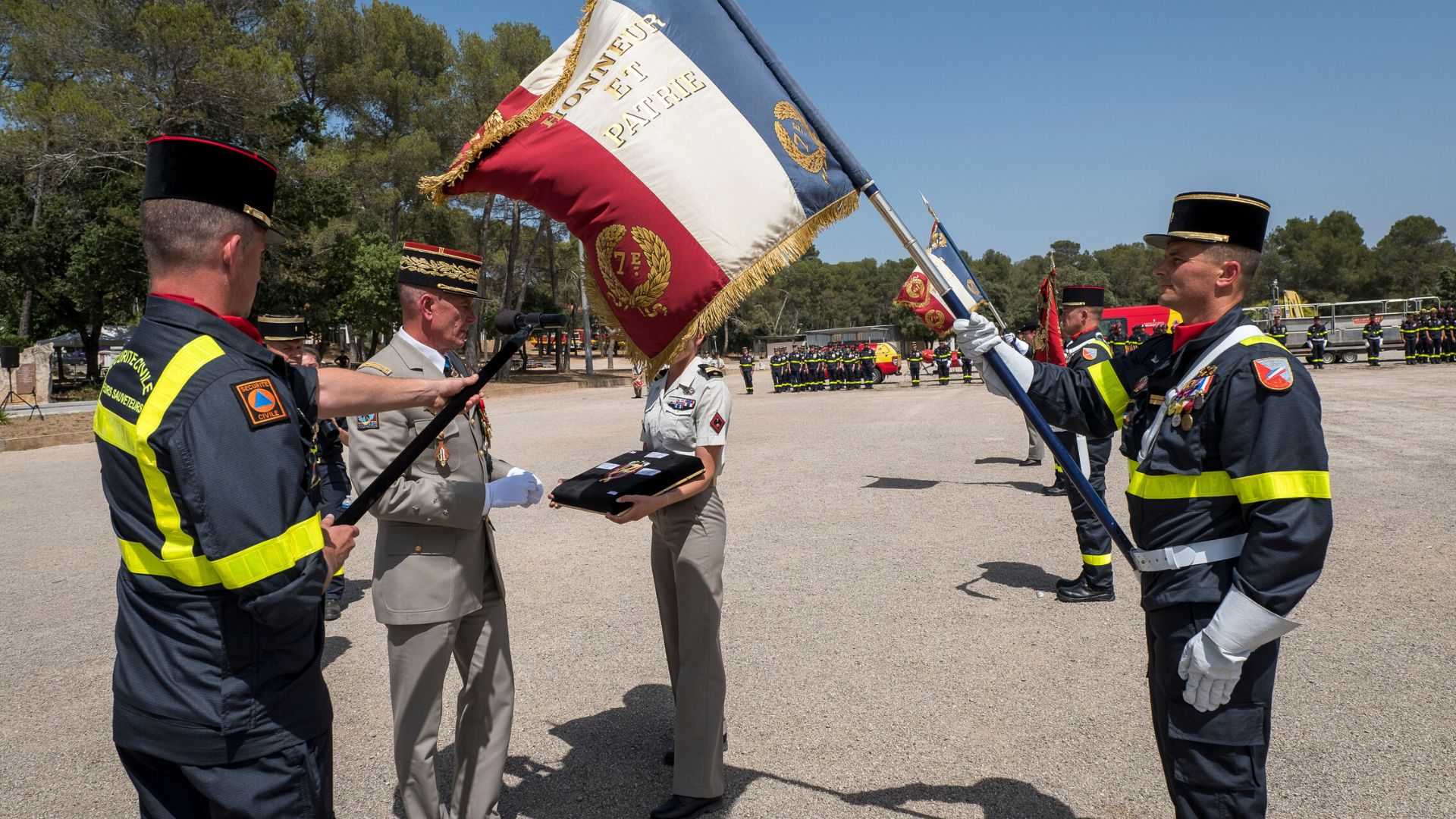 Leurs emblèmes ont été décorés au cours de la prise d’arme par M.Alain THIRION directeur général de la sécurité civile et de la gestion de crises, et par le général de corps d’armée Patrick COLLET, inspecteur de l’armée de Terre.