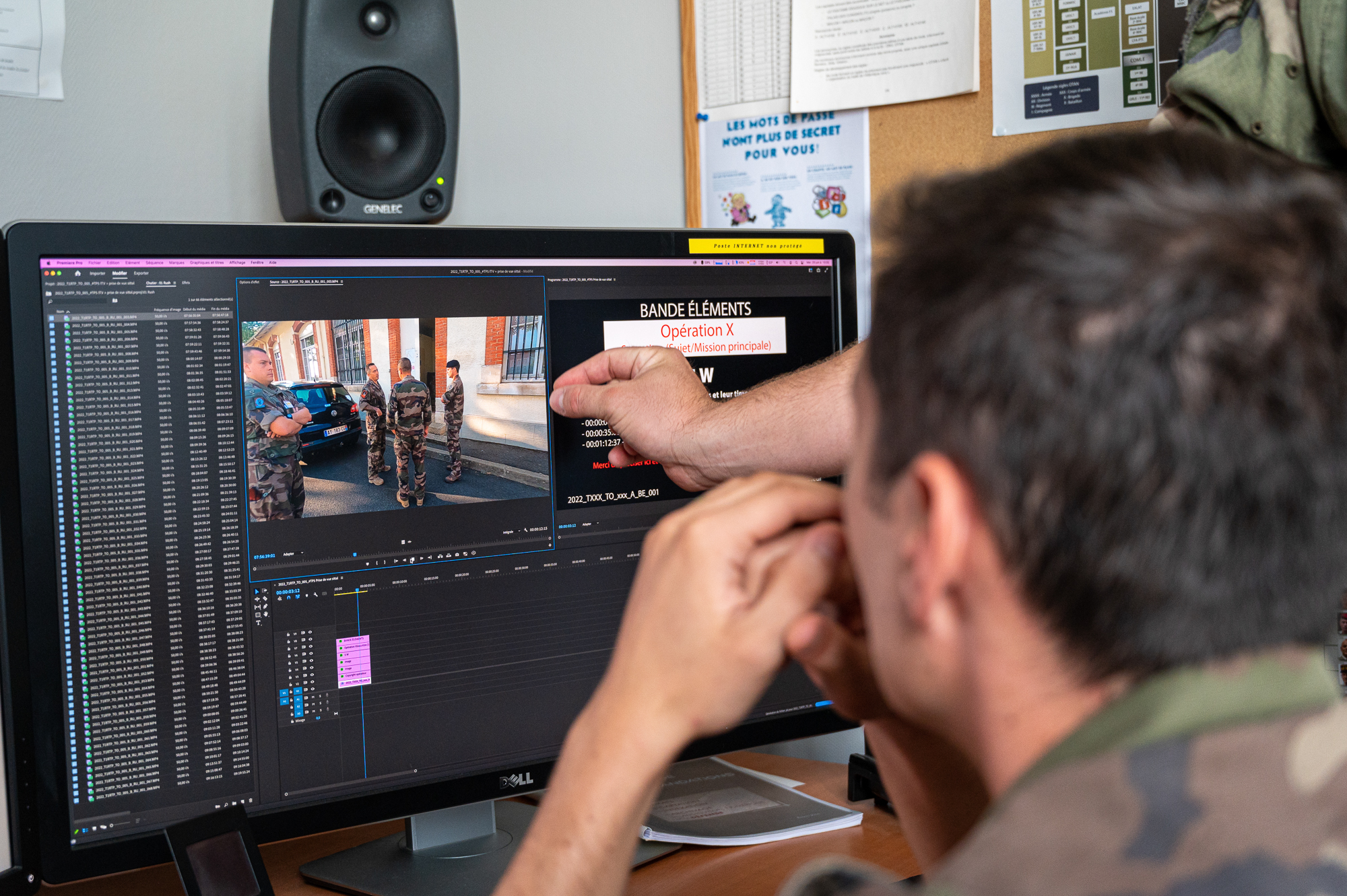 Un stagiaire en formation sur le montage vidéo.