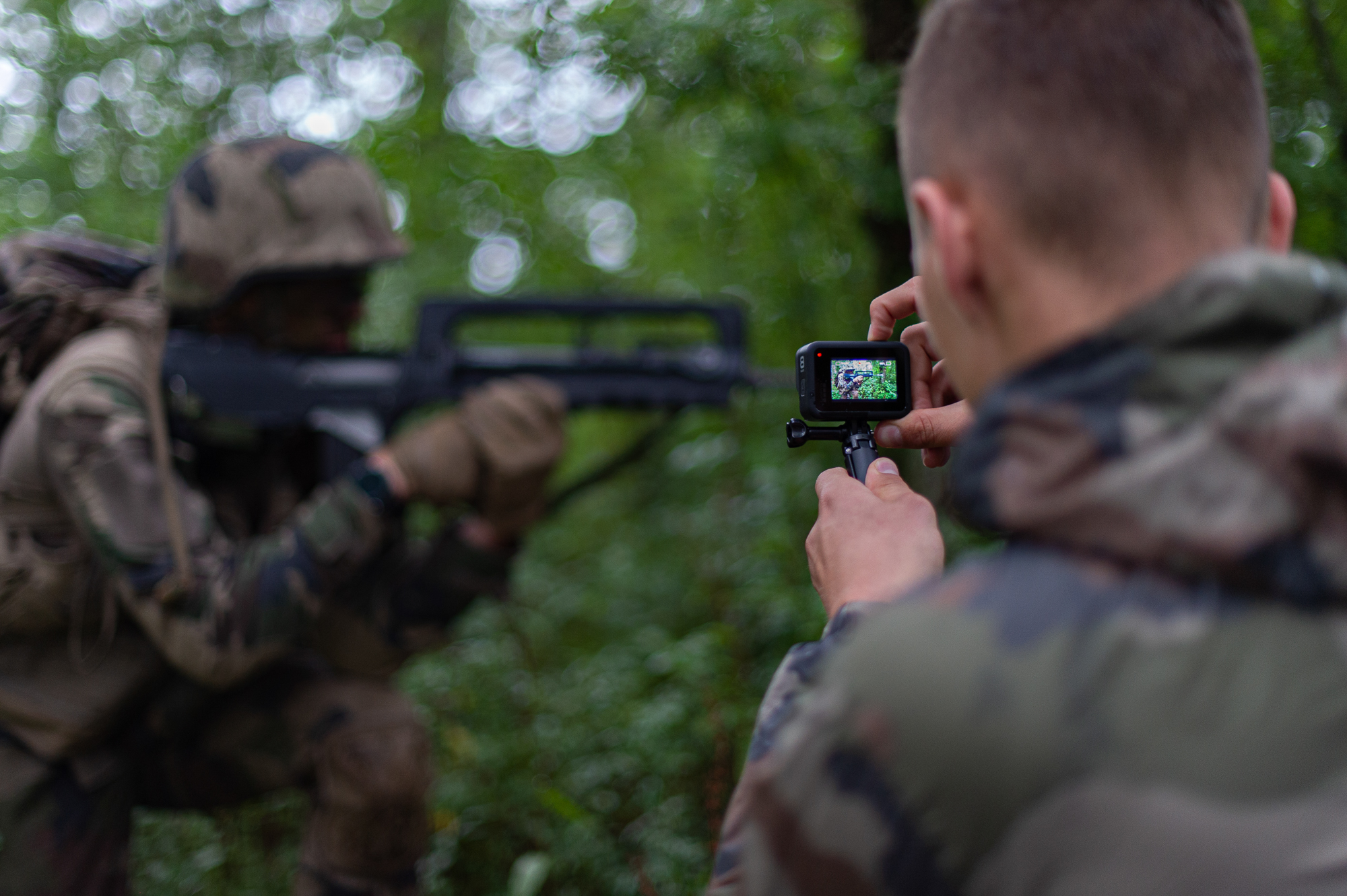 Equipé d'une Go Pro, un stagiaire filme la progression d'un soldat durant un exercice.