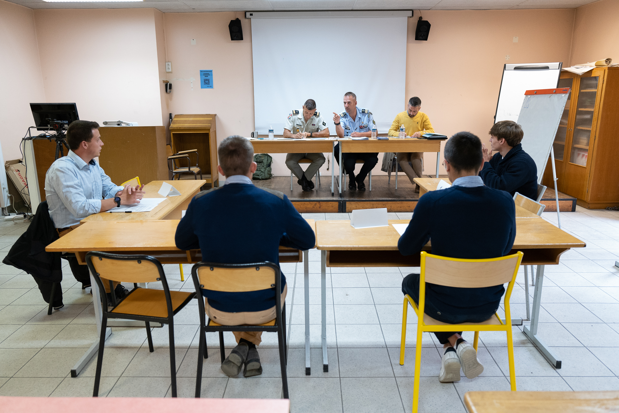 Entretien collectif. Les candidats doivent travailler ensemble face aux jury.