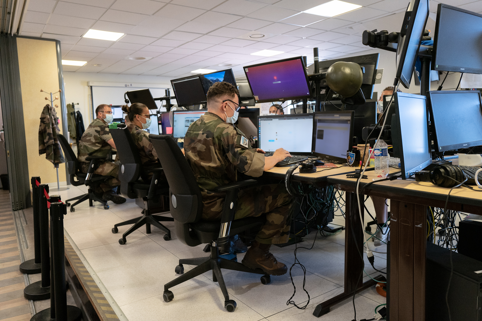 Derrières leurs écrans, les opérateurs du groupement des opérations numériques participent à lutte informatique informationnelle.