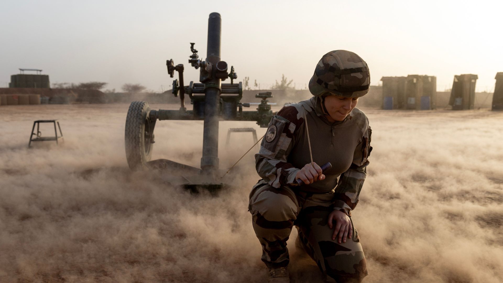 Un militaire de la force Barkhane tire au mortier de 120mm, à Ménaka au Mali le 30 avril 2019.