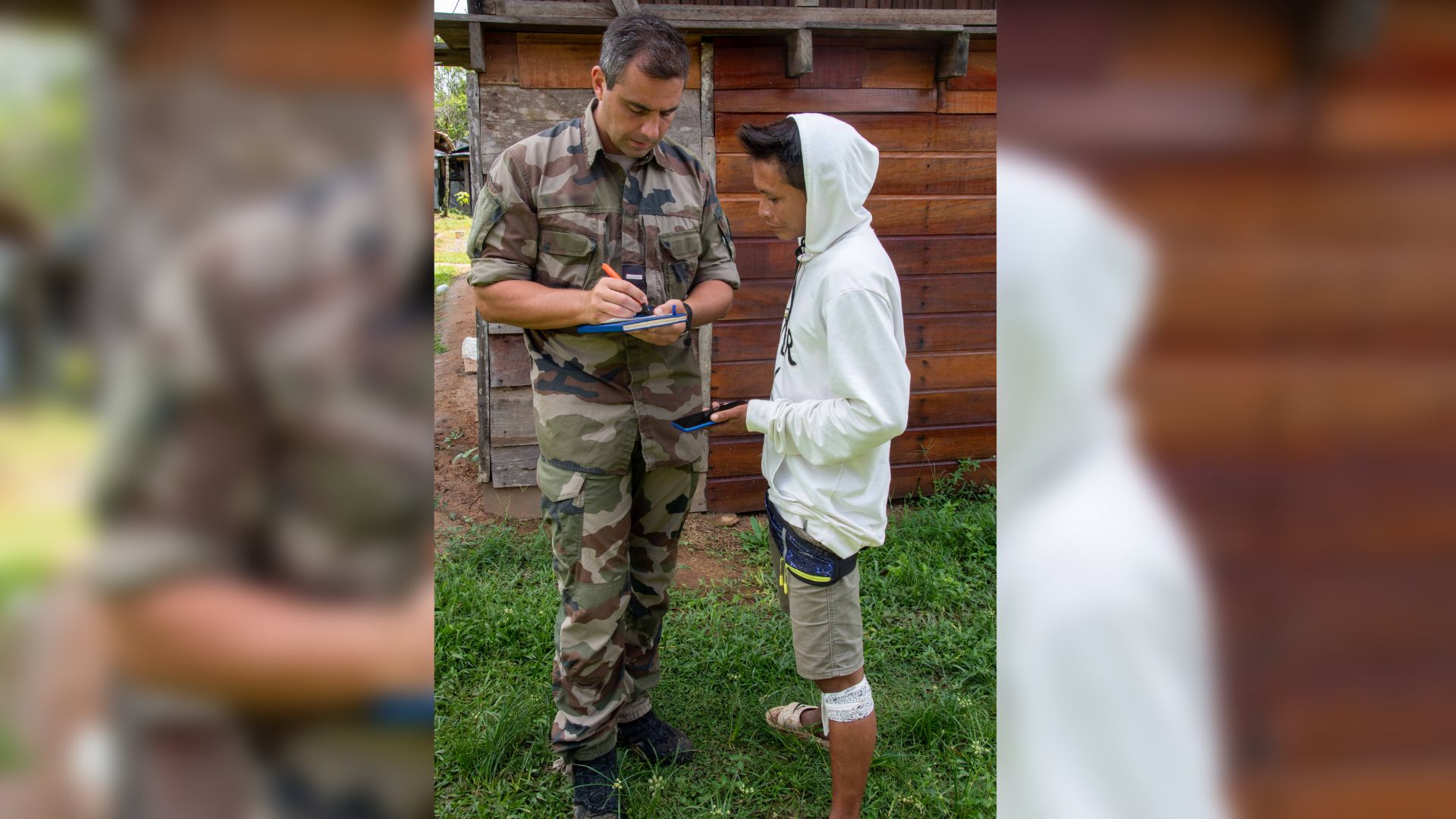 L'adjudant Mikaël prend les coordonnées d'un jeune. Cela permet de garder le contact et permet à l'adjudant de relancer les jeunes intéressés.